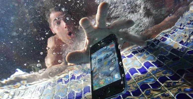 What to do when your phone falls into water, accurately working
